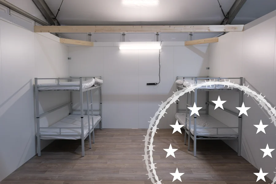 Betten in einer Notunterkunft für Geflüchtete. 
