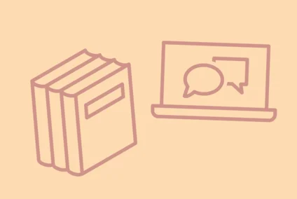 Bücherstapel und ein Laptop mit Sprechblasen