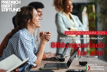 Es handelt sich um das Cover des Halbjahresprogrammes der Akademie für Arbeitnehmerweiterbildung 2025. Zu sehen ist eine Seminarsituation: drei Personen sitzen mit Kaffee vor ihren Notebooks an einem Tisch.