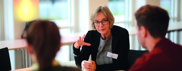 Trainerin Ulrike Schnellbach spricht vor Seminarteilnehmenden.