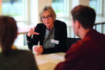 Trainerin Ulrike Schnellbach spricht vor Seminarteilnehmenden.