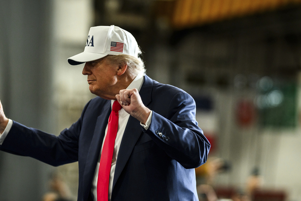 Donald Trump gestikuliert mit erhobenen Armen vor Publikum