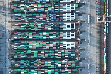 Hunderte Container im Containferhafen von Rotterdam