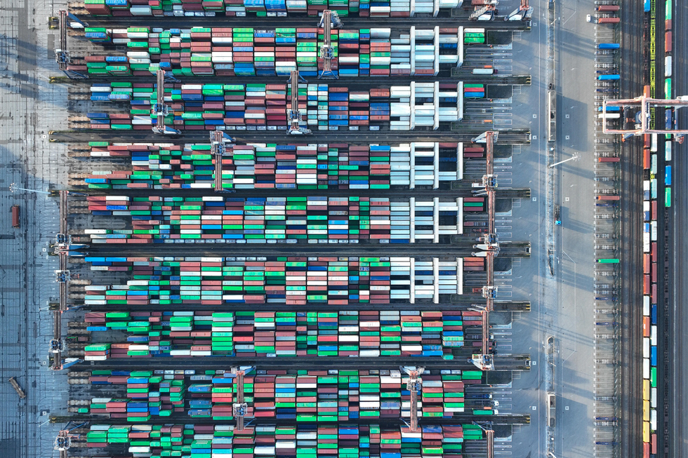 Hunderte Container im Containferhafen von Rotterdam