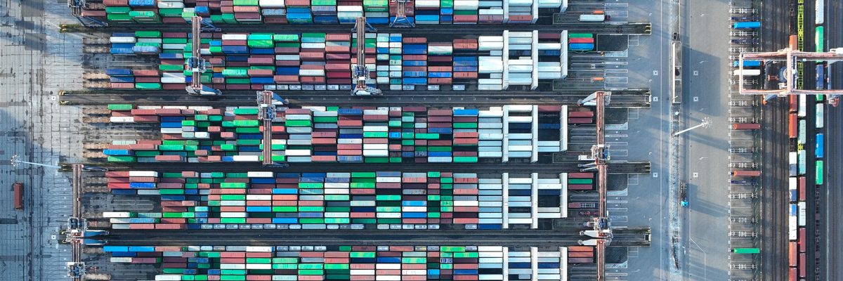 Hunderte Container im Containferhafen von Rotterdam