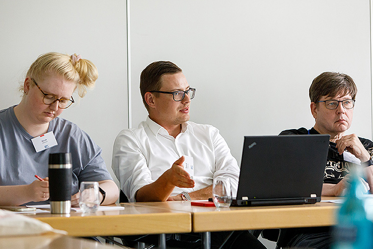 Seminarteilnehmer im Gespräch. 