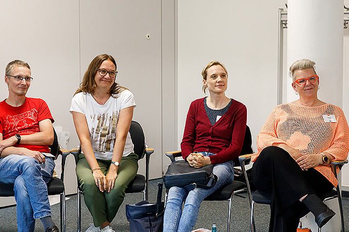 Gruppe von Seminarteilnehmern ein Mann und 3 Frauen. 
