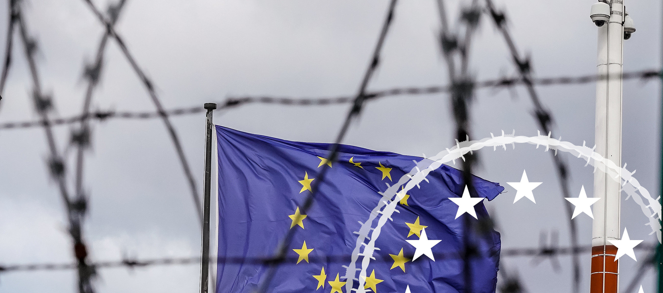 Europaflagge hinter Stacheldraht