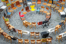 Symbolbild Meeting: Stühle im Kreis angeordnet