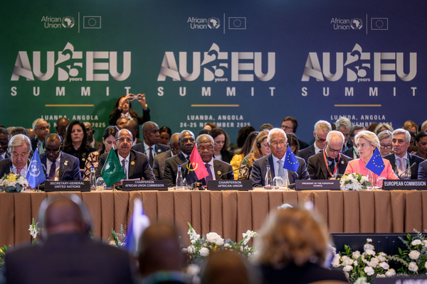 Ursula von der Leyen (l-r), Präsidentin der EU-Kommission, António Costa, Präsident des Europäischen Rates, João Goncalves Lourenço, Präsident von Angola und Vorsitzender der Afrikanischen Union (AU), Mahmoud Ali Youssouf, AU-Kommissionspräsident, und Antònio Guterres, UN-Generalsekretär, sitzen beim EU-Afrika-Gipfel. 