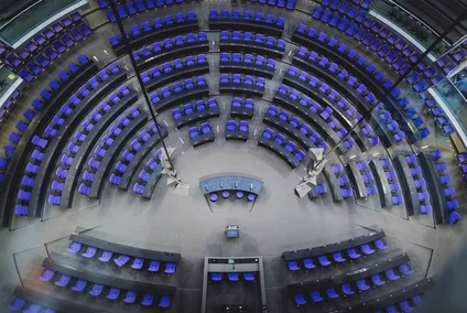 Blick auf leere Stühle im Plenarsaal des Deutschen Bundestages in Berlin.
