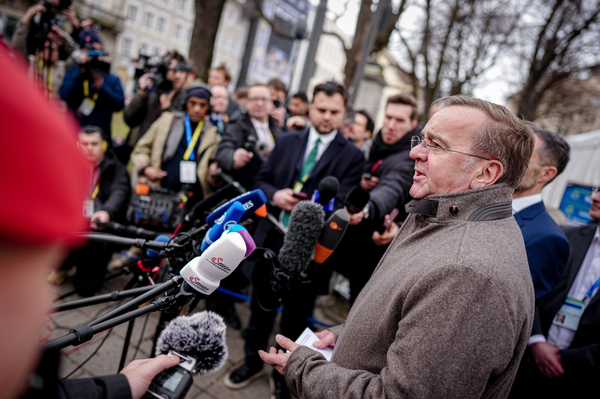 Boris Pistorius (SPD), Bundesminister der Verteidigung, spricht bei der 62. Münchner Sicherheitskonferenz zu den Medienvertretern.