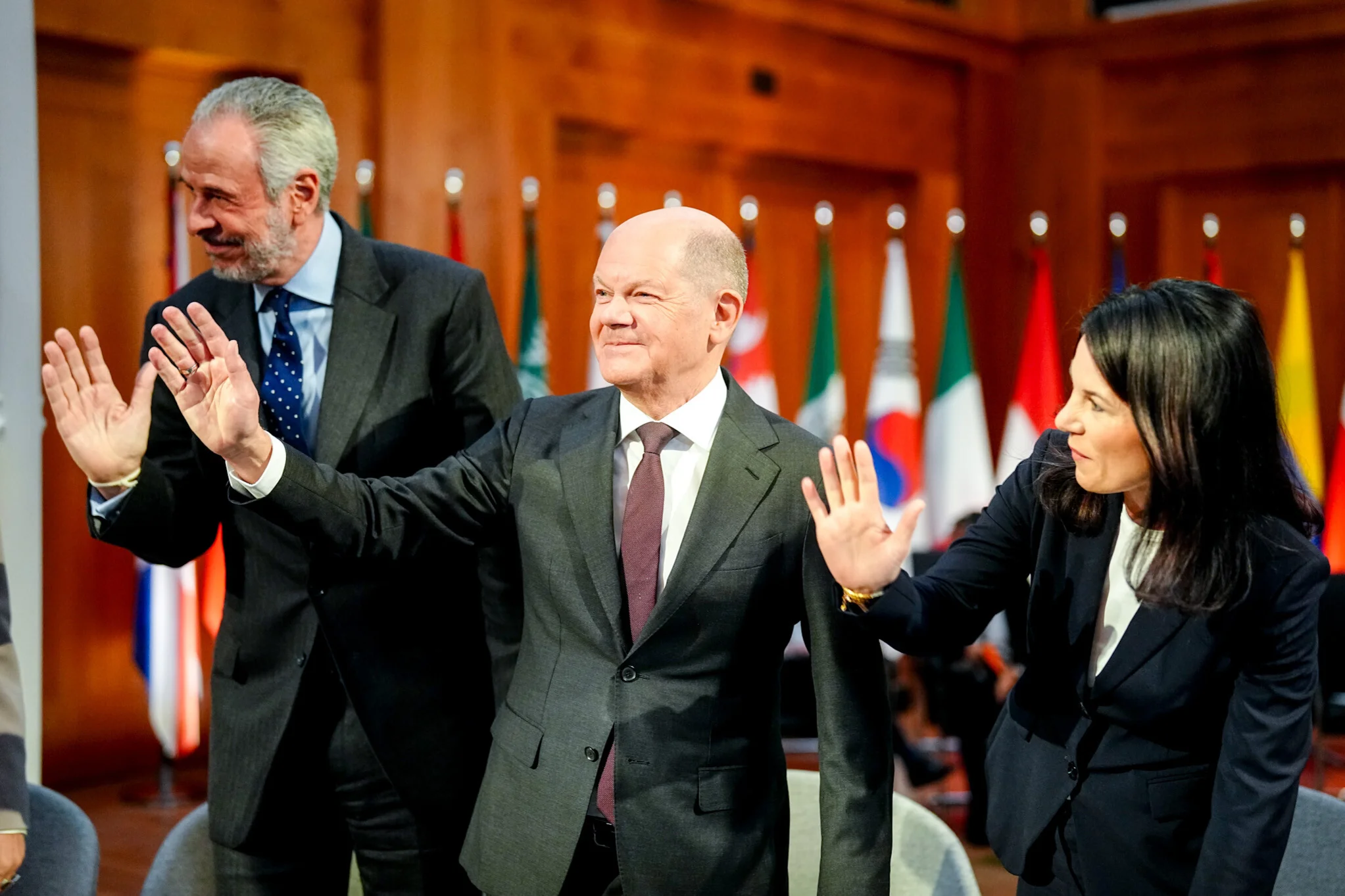 André Corrêa do Lago, designierter Präsident der COP30 in Belém, geschäftsführender Bundeskanzler Olaf Scholz (SPD) und Annalena Baerbock (Bündnis 90/Die Grünen), geschäftsführende Außenministerin, nehmen zum Abschluss am 16. Petersberger Klimadialogs teil. 