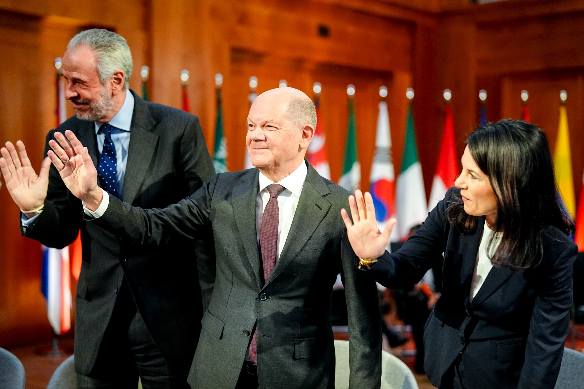 André Corrêa do Lago, designierter Präsident der COP30 in Belém, geschäftsführender Bundeskanzler Olaf Scholz (SPD) und Annalena Baerbock (Bündnis 90/Die Grünen), geschäftsführende Außenministerin, nehmen zum Abschluss am 16. Petersberger Klimadialogs teil. 
