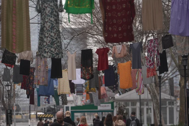 Wäscheleinen mit Kleidung hängen über einer Fußgängerstraße in New York. Das ist die öffentliche Kunstinstallation "Thinking of You" der Konzeptkünstlerin Alketa Xhafa Mripa aus dem Kosovo, die den Überlebenden sexueller Gewalt gewidmet ist.