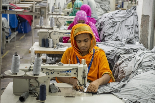 Näherin in einer Textilfabrik in Bangladesch