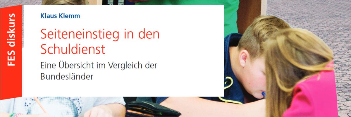 Dekoratives Bild mit einem Lehrer im Klassenzimmer, dessen Gesicht jedoch ein Leerfeld ist.