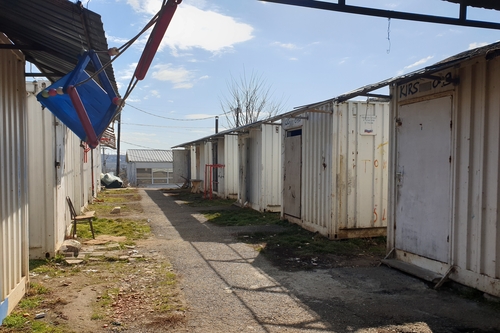 Heimat? Häuser von zurückgekehrten Migrant:innen im Kosovo, einer der Fallstudien der Reintegrationsstudie des BICC: ein ehemaliges IDP Camp nahe Graçanica, ein Rohbau auf dem Land in Drenica und eine Minderheitensiedlung in Fushë Kosovë