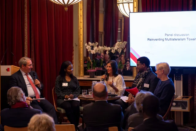 Teilnehmende von GenSouth 2026 bei einer Paneldiskussion. Eine Frau spricht. 