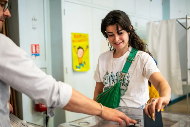 Eine junge Frau gibt ihre Stimme ab im Wahllokal von Paris
