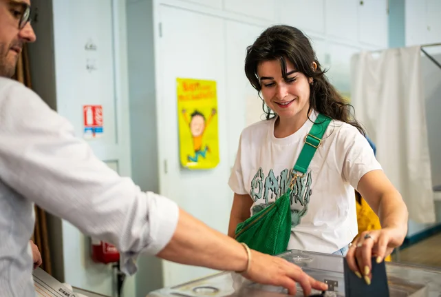 Eine junge Frau gibt ihre Stimme ab im Wahllokal von Paris