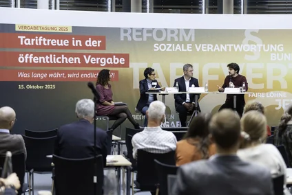 Blick auf das Podium im Rahmen der Tagung