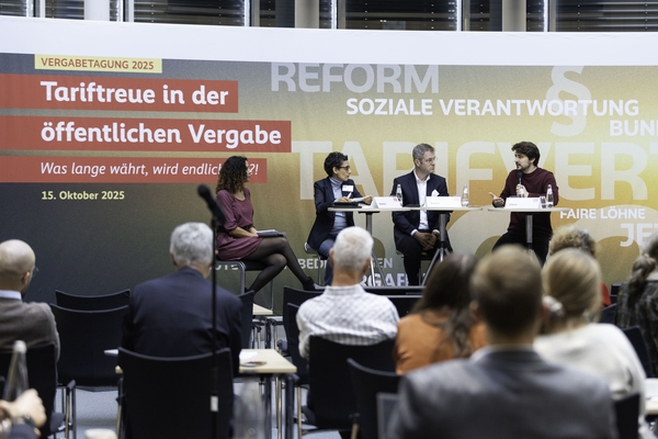 Blick auf das Podium im Rahmen der Tagung