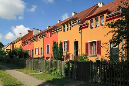 Wohnreihe mit orangen und roten Reihenhaushälften
