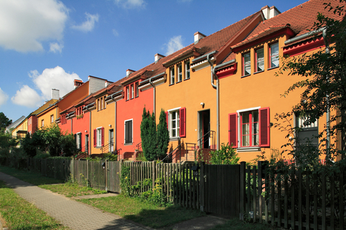 Wohnreihe mit orangen und roten Reihenhaushälften