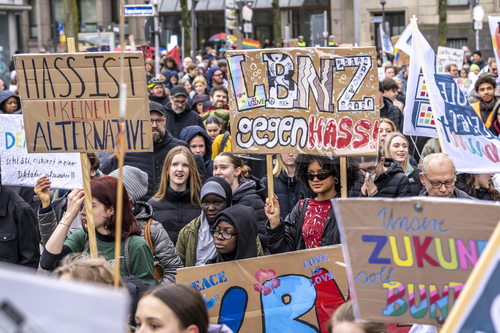 Schüler:innen halten bei einer Demonstration gegen Rechts Schilder und Plakate hoch