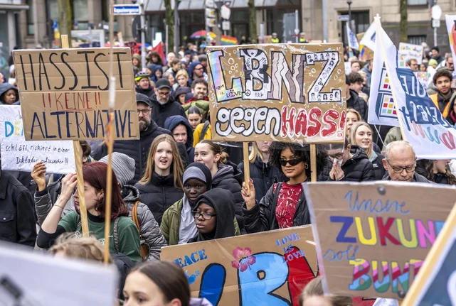Schüler:innen halten bei einer Demonstration gegen Rechts Schilder und Plakate hoch