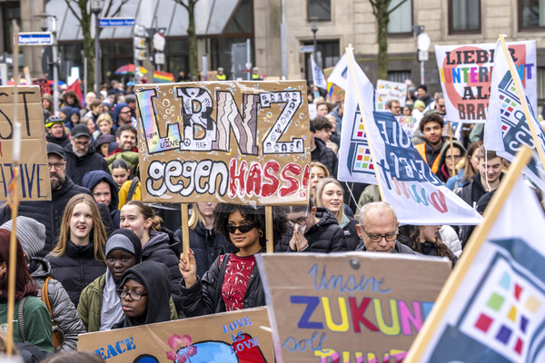 Schüler:innen halten bei einer Demonstration gegen Rechts Schilder und Plakate hoch