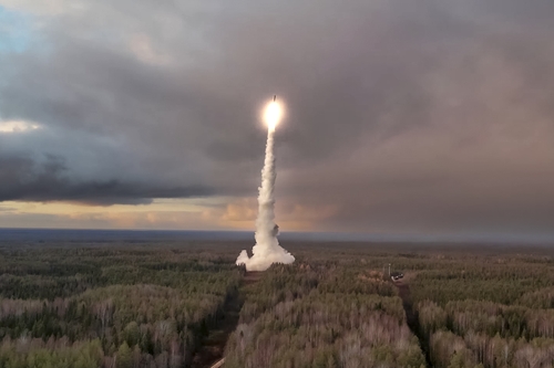 Russischer Test einer Interkontinentalrakete im Oktober 2024. Eine Rakete fliegt aus einem Waldgebiet in den Himmel und hinterlässt einen Schweif aus Rauch.