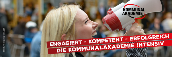 Frau ruft ins Megafon. Engagiert, kompetent, erfolgreich. Die KommunalAkademie intensiv