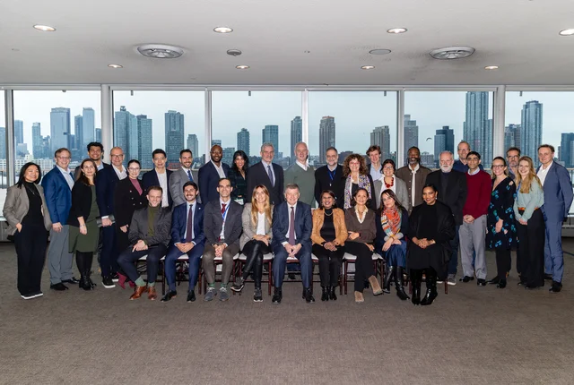 Gruppenfoto der Teilnehmenden des North South Futures Forum 2025 vor New Yorker Skyline.
