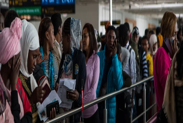 Eine Schlange von Reisenden am Bole International Airport in Addis Ababa, Äthiopien