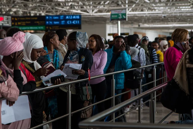 Eine Schlange von Reisenden am Bole International Airport in Addis Ababa, Äthiopien