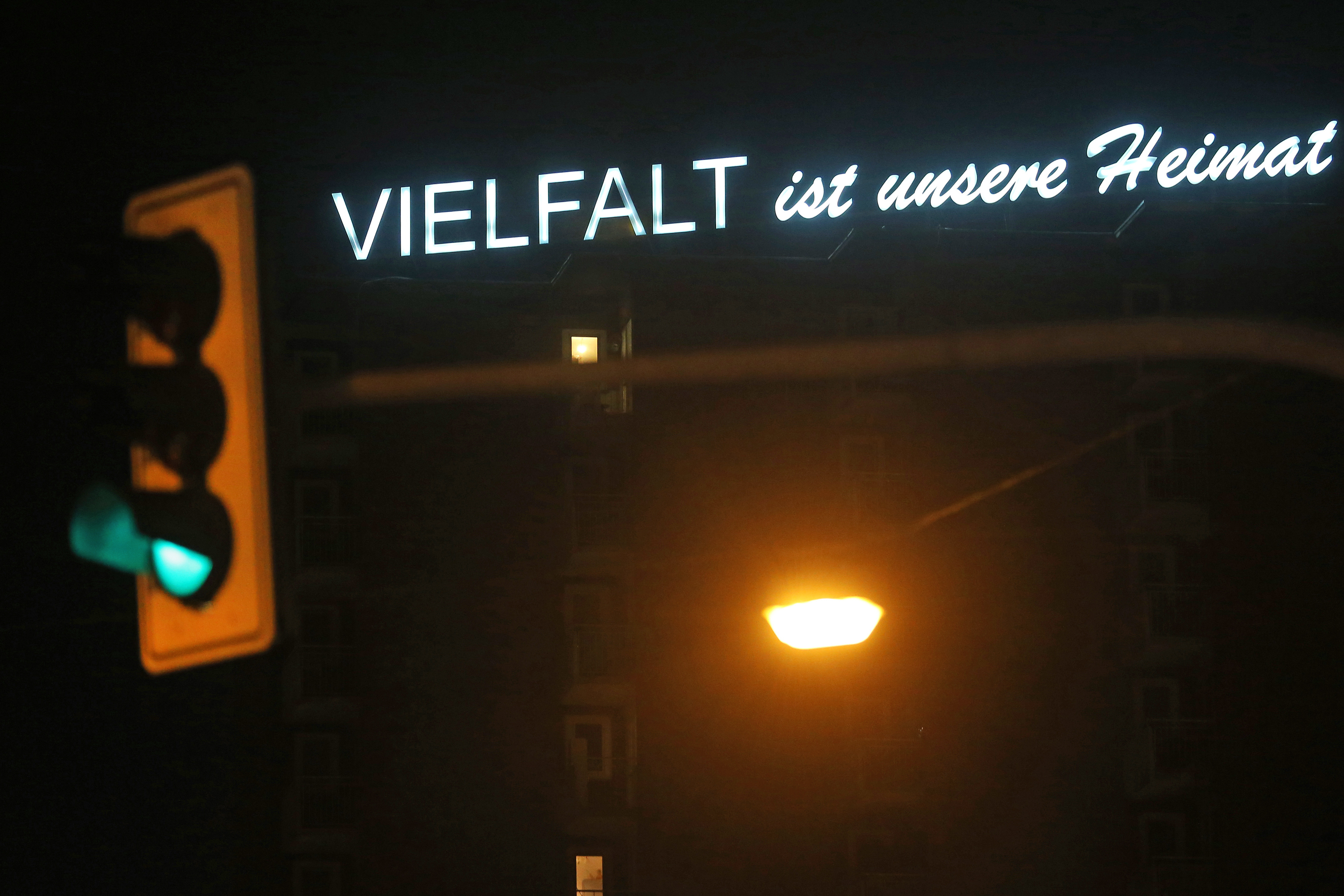 Die Lichtinstallation mit dem Namen "Vielfalt ist unsere Stärke" des Künstlers Christoph Stark leuchtet von einem Hochhausdach. Zu lesen sind die Worte Vielfalt ist unsere Heimat.