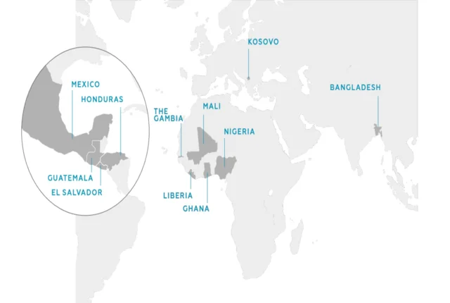 Weltkarte in Grau und Weiß. Hervorgehoben sind die Länder Mexiko, Honduras, Guatemala, El Salvador, Gambia, Liberia, Ghana, Mali, Nigeria, Kosovo und Bangladesch.