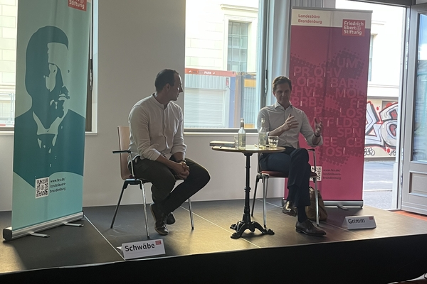 Auf dem Foto sitzen von l.n.r. Karsten Schwäbe und Benjamin Grimm auf dem Podium