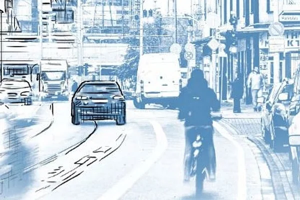 Foto mit Illustration: Radfahrer und Autos fahren eine Ortsstraße entlang
