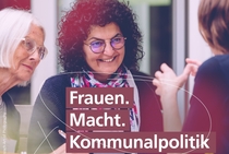 Bild von drei weiblich gelesenen Personen, die miteinander im Gespräch sind und lächeln