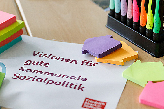 Kreatives Material zur Visionsarbeit "Visionen für gute kommunale Sozialpolitik". Bunte Stifte und verschiedene Postits. 