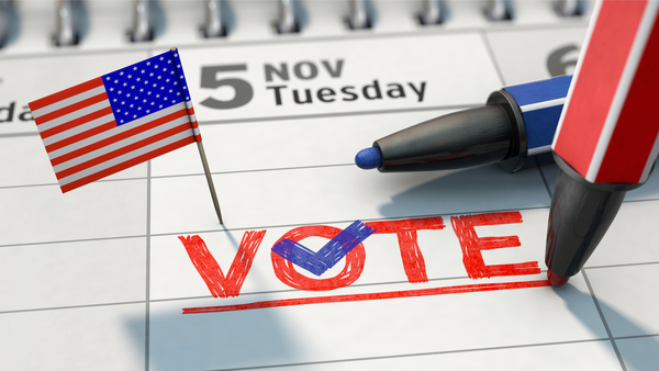 Kalenderblatt vom 05. November 2024 mit einem roten und einem blauen Stift, einer USA Flagge und dem Schriftzug "VOTE"