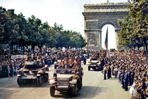 Menschenmenge in Paris, die den ankommenden französischen Soldaten nach dem Sieg über Deutschland zujubeln