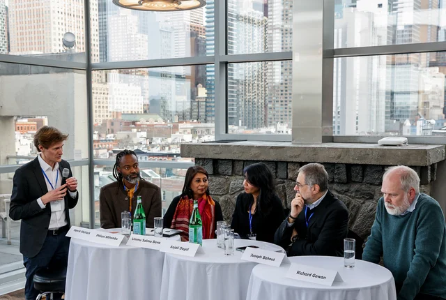 Paneldiskussion vor New Yorker Skyline. 