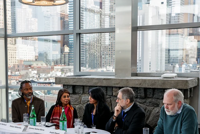 Paneldiskussion vor New Yorker Skyline. 