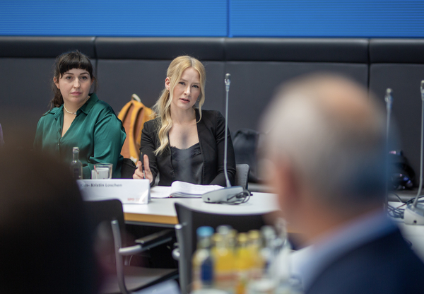 Eine Teilnehmerin des Hospitanzprogrammes stellt einem Abgeordneten Fragen.