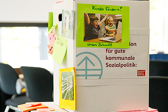 Weiße Kartons beklebt mit beschriebenen Postits. Visionen für gute kommunale Sozialpolitik
