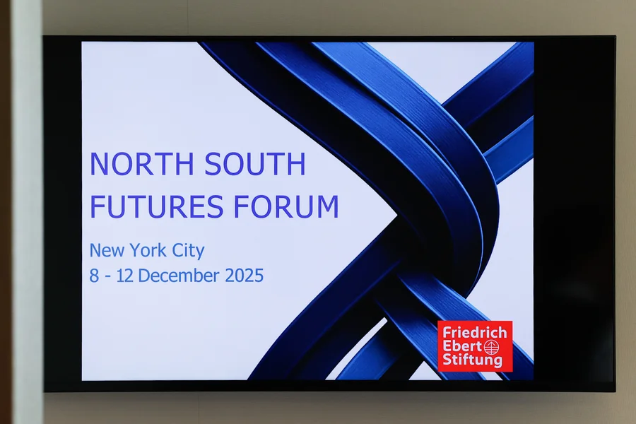 Bildschirm mit der Ankündigung des North South Futures Forum in New York, Dezember 2025.